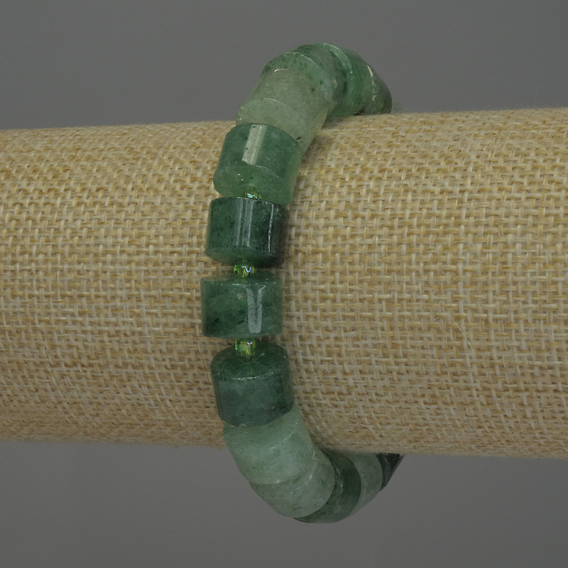 Náramek z nefritu cylindrového tvaru, průměr 8×11 mm, korálky 3 mm, délka cca 18 cm, elastický