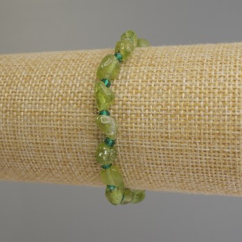 Náramek z chrysolitu a chrysoprasu, fasetované korálky, průměr 7–9×6 mm, fasetovaný rondel chrysoprasu 3,5×3 mm, délka cca 18 cm, na elastické šňůrce