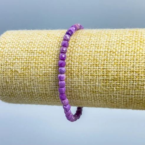 Náramek z fosfosideritu, přírodního kamene, broušené kostky, průměr 4×4 mm ±, délka 18 cm (elastický)