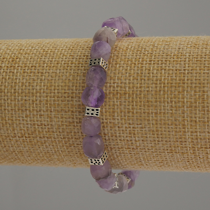 Náramek z ametystu, přírodní kámen, broušené kubíky, průměr 7,5×7,5 mm, délka 18 cm, elastická šňůra