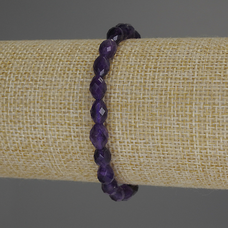 Náramek z broušených ametystových korálků, průměr 8×5 mm, délka 18 cm, elastický