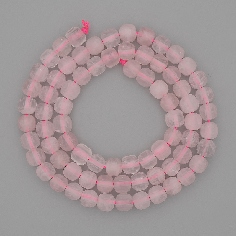 Korálky z růžového křemene broušené kubíky, průměr 5 mm, délka 38 cm