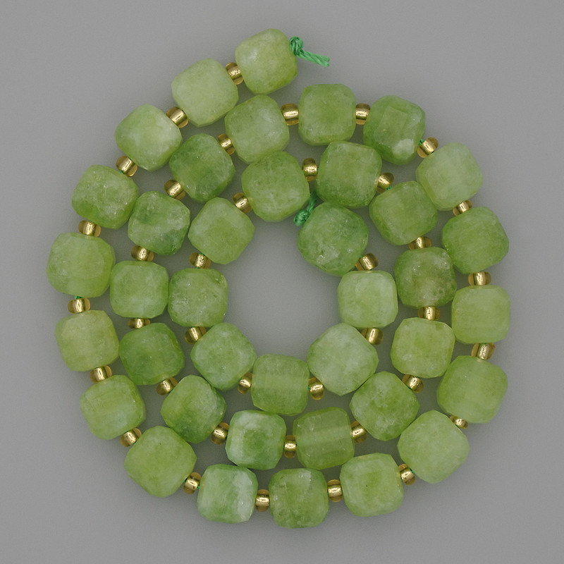 Korálky z přírodního kamene: chryzolit a olivín, broušené kubické 8×8 mm, 3 mm korálky, délka 37 cm