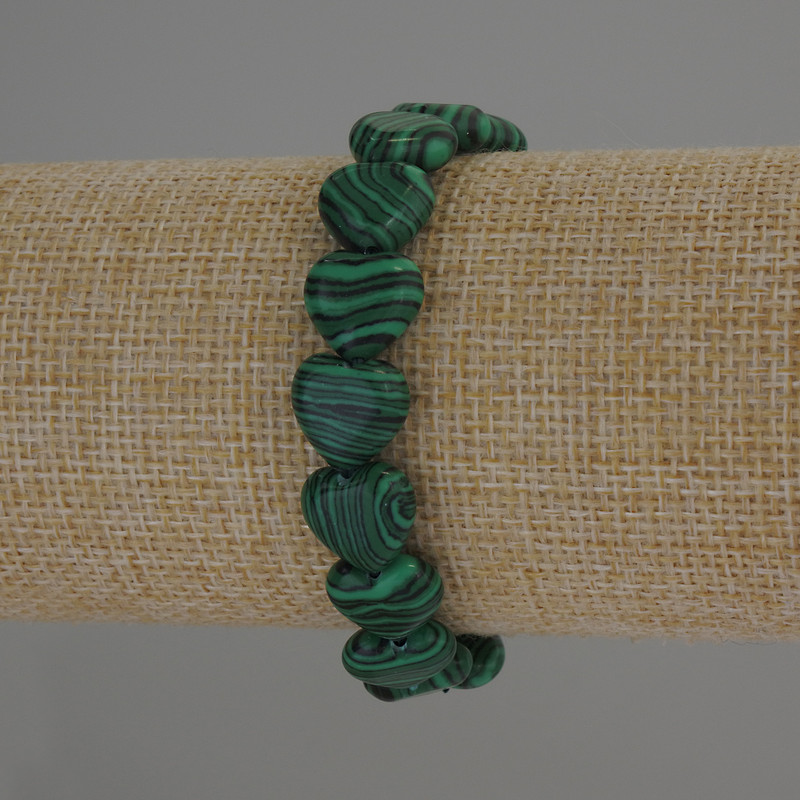 Náramek z malachitu ve tvaru srdcí, průměr 12×12 mm, délka 18 cm, strečový