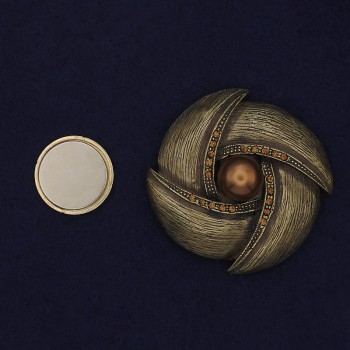 Brož na magnetu Akcent – bronzová barva, štrasové kameny, kov s pozlaceným odstínem, průměr cca 45 mm