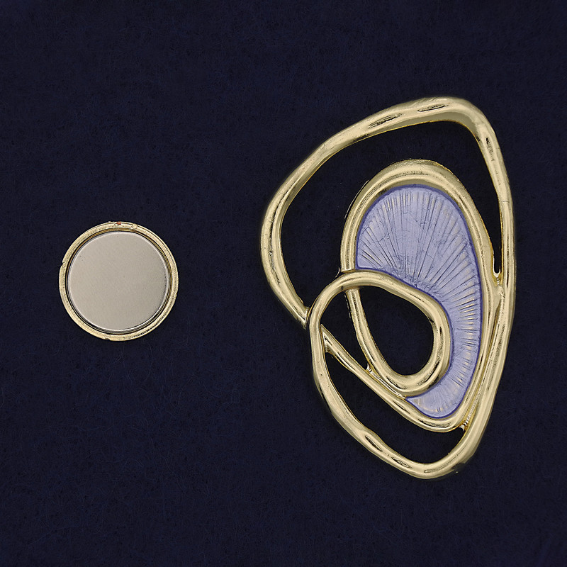 Magnetická brož Akcent, fialovo-zlatý kov, 37×54 mm