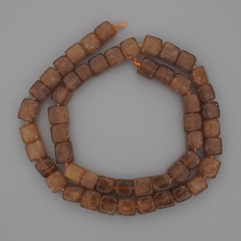 Citrínové korálky čtvercového tvaru, průměr 7 mm, délka 38 cm na niti