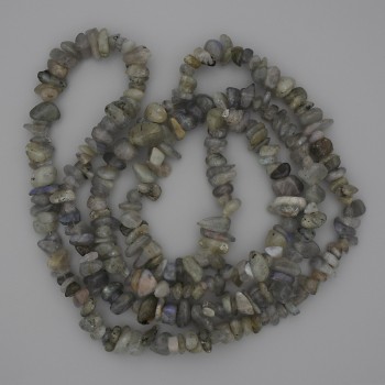 Korálky z labradoritu – drobné úlomky, průměr 8×3–5 mm, délka 80 cm na niti