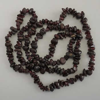Granátové korálky drť, průměr 4–10×3–5 mm, délka cca 80 cm na vlasci