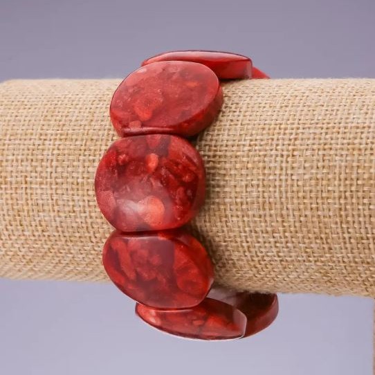 Náramek z porézního korálu na gumičce, články 28×24 mm, délka 18,5 cm