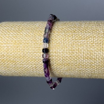 Náramek z přírodního fluoritu, broušené kubické korálky, průměr 4–5 mm, délka 18 cm (elastický)