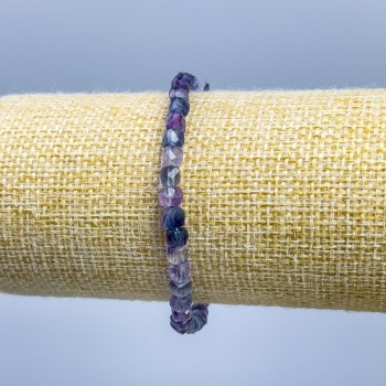 Náramek z přírodního fluoritového kamene, broušené kubíky o rozměru 4 × 4 mm, délka 18 cm (elastický)