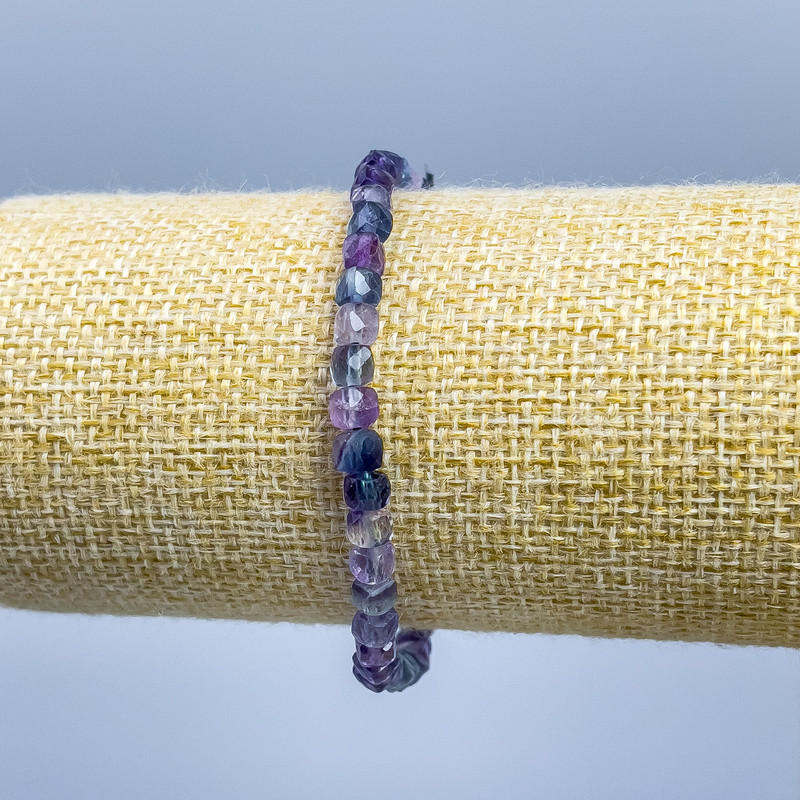 Náramek z přírodního fluoritového kamene, broušené kubíky o rozměru 4 × 4 mm, délka 18 cm (elastický)