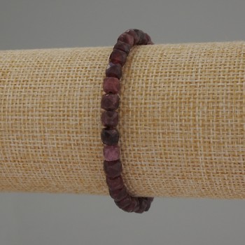 Náramek z rubelitu turmalínu, brusované kubíky 5×5 mm, délka 18 cm, elastická šňůra