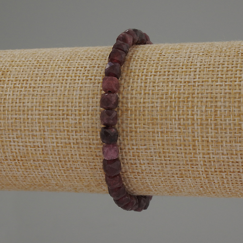Náramek z rubelitu turmalínu, brusované kubíky 5×5 mm, délka 18 cm, elastická šňůra