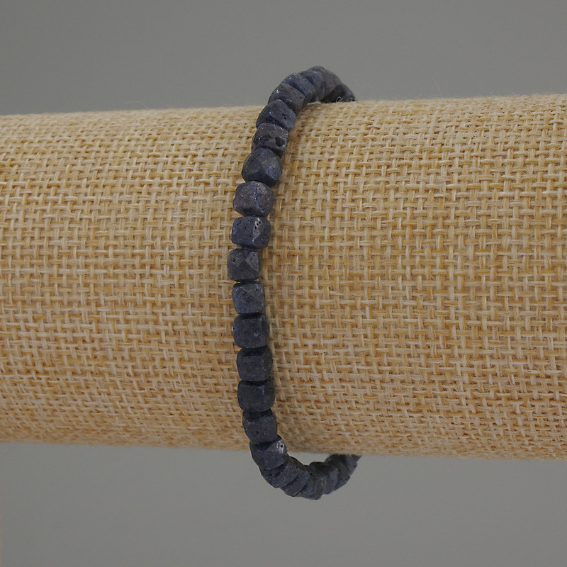 Náramek ze safíru broušený kubický, průměr 5 mm, délka 18 cm, elastické provedení