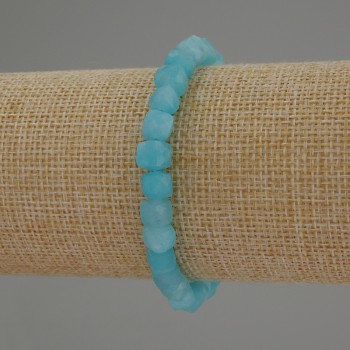 Náramek z akvamarínu s broušenými kubickými korálky, průměr 6 mm, délka 18 cm, na gumičce