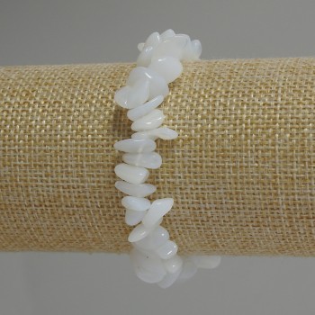 Náramek z drobných úlomků Měsíčního kamene, průměr 8–14×3–5 mm, délka 18 cm, elastický