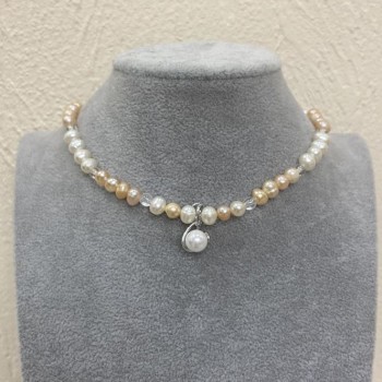 Choker z kulatých sladkovodních perel, průměr 6,5×6 mm ±; horský křišťál, hladká kulička, průměr 4,5 mm ±; přívěsek 10 mm ±; nastavitelná délka, délka 38 m