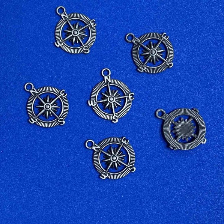 Přívěšek s kormidlem, průměr 25×28 mm, balení 23 ks, 20 g, šedá barva