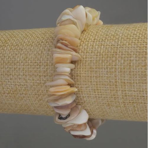 Náramek z perleťových drobků, průměr 10–15×2–3 mm, délka 18 cm, elastický