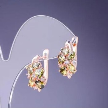 Náušnice se zelenými krystaly 19×10 mm zlatistý kov