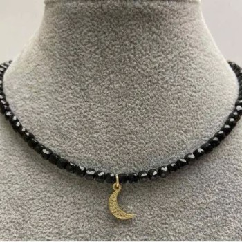 Čoker z broušeného turmalínu, kubický tvar, rozměr 4×4 mm, s kovovým přívěskem se štrasami, délka 35–40 cm, s karabinkou