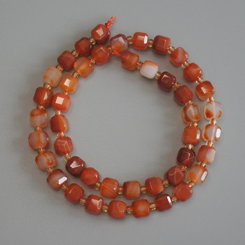 Korálky z achátu fasetované kubické, 6×6 mm, s 3 mm rokajly na niti, délka cca 37 cm