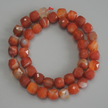 Achátové korálky kubické fasetované, průměr 9×9 mm, délka 37 cm na niti