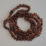 Korálky z granátu hessonitu – drobné fragmenty, průměr 7–9 × 4 mm, délka 80 cm na vlascu