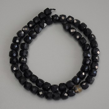 Brusované kubíkové korálky z turmalínu, průměr 6,5 × 6,5 mm ±, délka 39 cm ± na niti