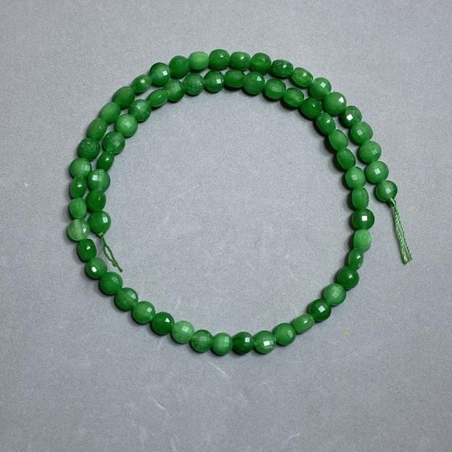 Korálky chrysoprasu brusované do tvaru mince, průměr 6 mm, délka cca 39 cm na niti