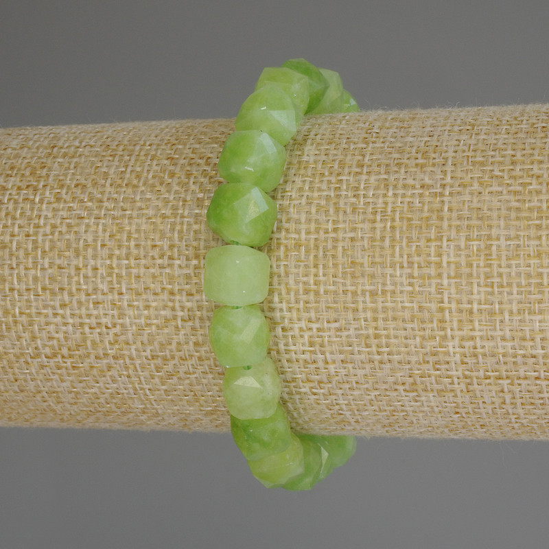 Náramek z chryzolitového olivínu – broušené kubické korálky, průměr 8×8 mm, délka 18 cm (gumičkový)