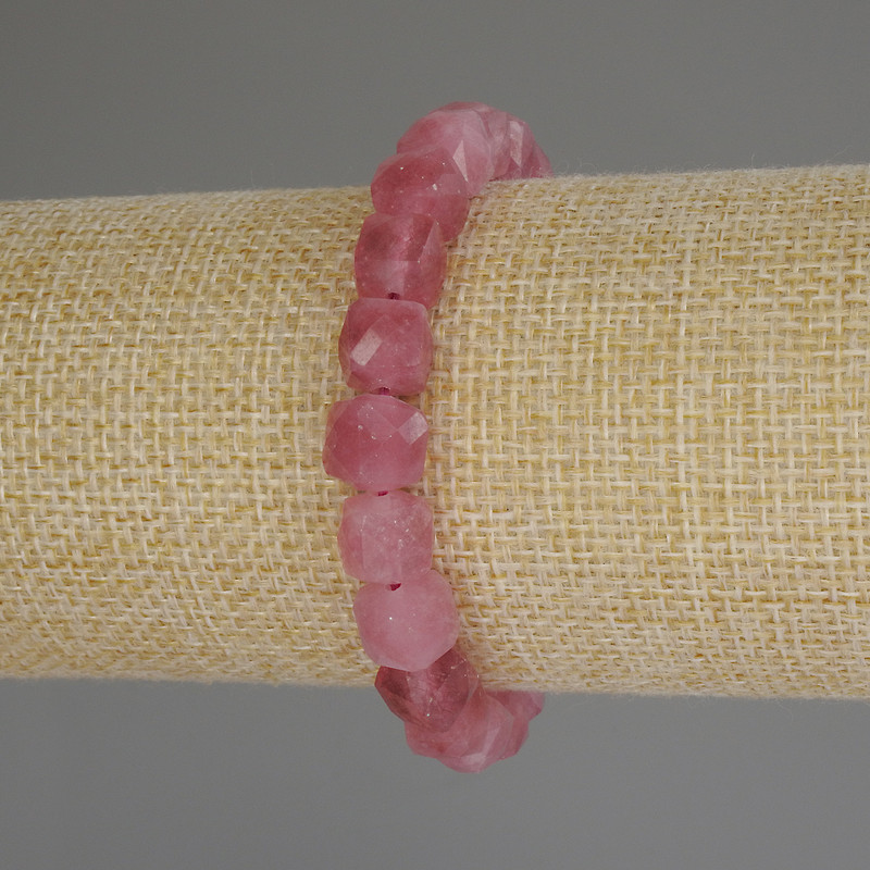Náramek z turmalínu – broušené kostky 8×8 mm, délka 18 cm (elastický)