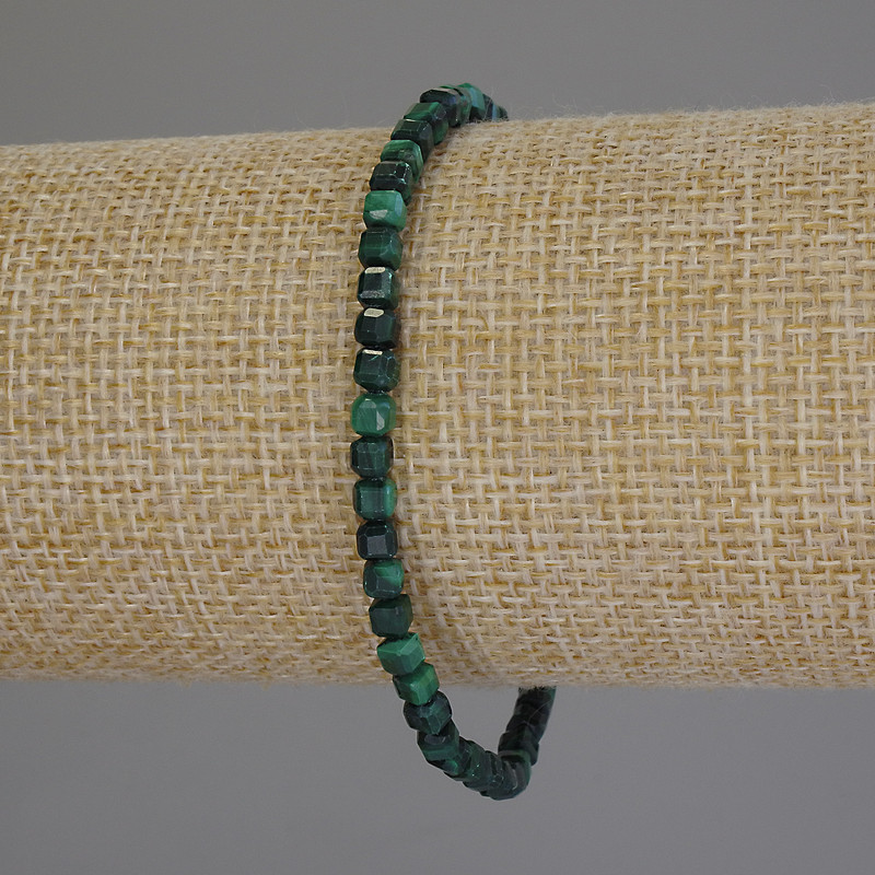Náramek z malachitu broušené kubíky, průměr 3×3 mm ±, délka 18 cm ±, elastický