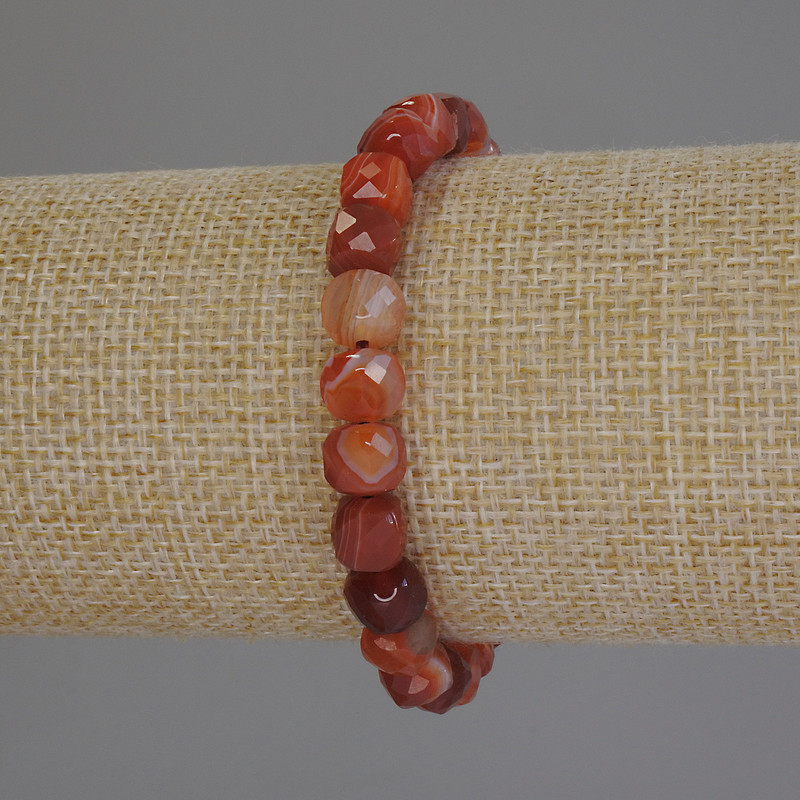 Náramek z broušeného achátu ve tvaru kubíků, průměr 5×5 mm, délka 18 cm, pružný