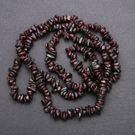 Granátové korálky drobné, průměr 5–9×3–3,5 mm, délka 80 cm ± na niti