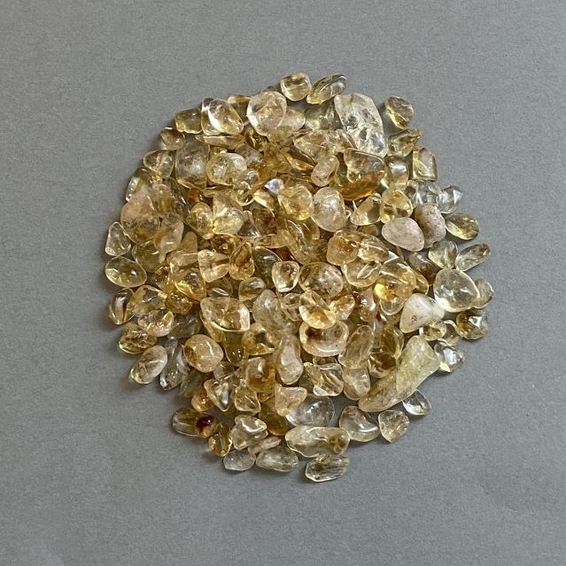 Přírodní citrínová drť bez otvoru 6–11×4–7 mm ± (na 100 g ±)