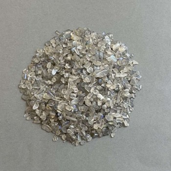 Přírodní drť labradoritu bez otvoru 3–8×2–4 mm (na 100 g)