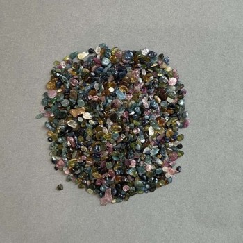 Přírodní drť turmalínu bez otvoru 2–4×2–4 mm ± (za 100 g)