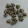 Poutko bronzové barvy, rozměry 9 × 7 × 10 mm ±, otvory o průměru 4 mm ± a 2–3 mm ±, balení 20 g (~21 ks)