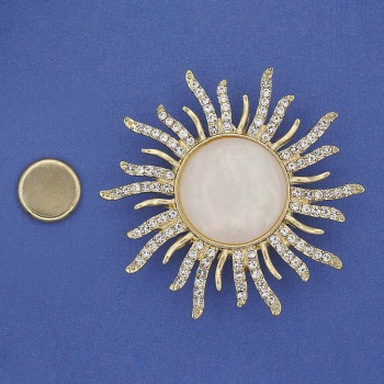 Brožka na magnetu Slunce s perleťovou vložkou a bílými štrasami, zlatavý kov, 47 mm+