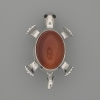 Brož-přívěšek Želva karneol 52 × 35 mm ± pohyblivé prvky ze stříbřitého kovu