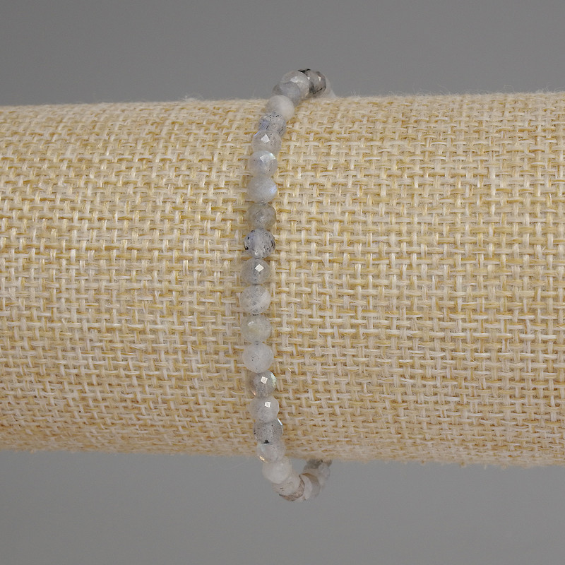 Náramek z labradoritu, broušené kuličky o průměru 4 mm, délka 18 cm, elastický