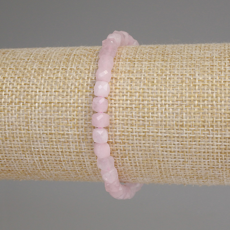 Náramek z růžového křemene, brusované kubíky, průměr 5 mm, délka 18 cm, elastický