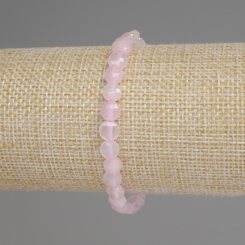 Náramek z růžového křemene s broušenou mincí, průměru 6 mm, délka 18 cm, elastický