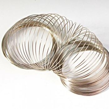 Paměťový drát, tloušťka 0,8 mm, průměr smyčky cca 10 cm