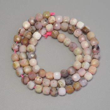 Opálové korálky broušené ve tvaru kostky, průměr 5×5 mm, délka nitě cca 39 cm