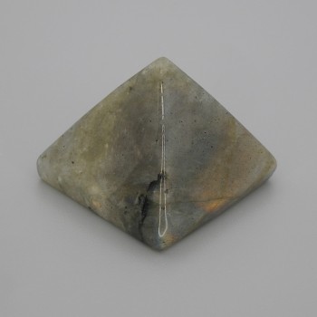 Pyramida suvenýr z labradoritu, délka 30×30 mm, šířka 25 mm