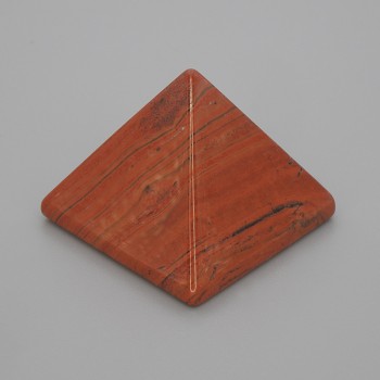 Pyramida suvenýr z červeného jaspisu, délka 30×30 mm, šířka 25 mm ±